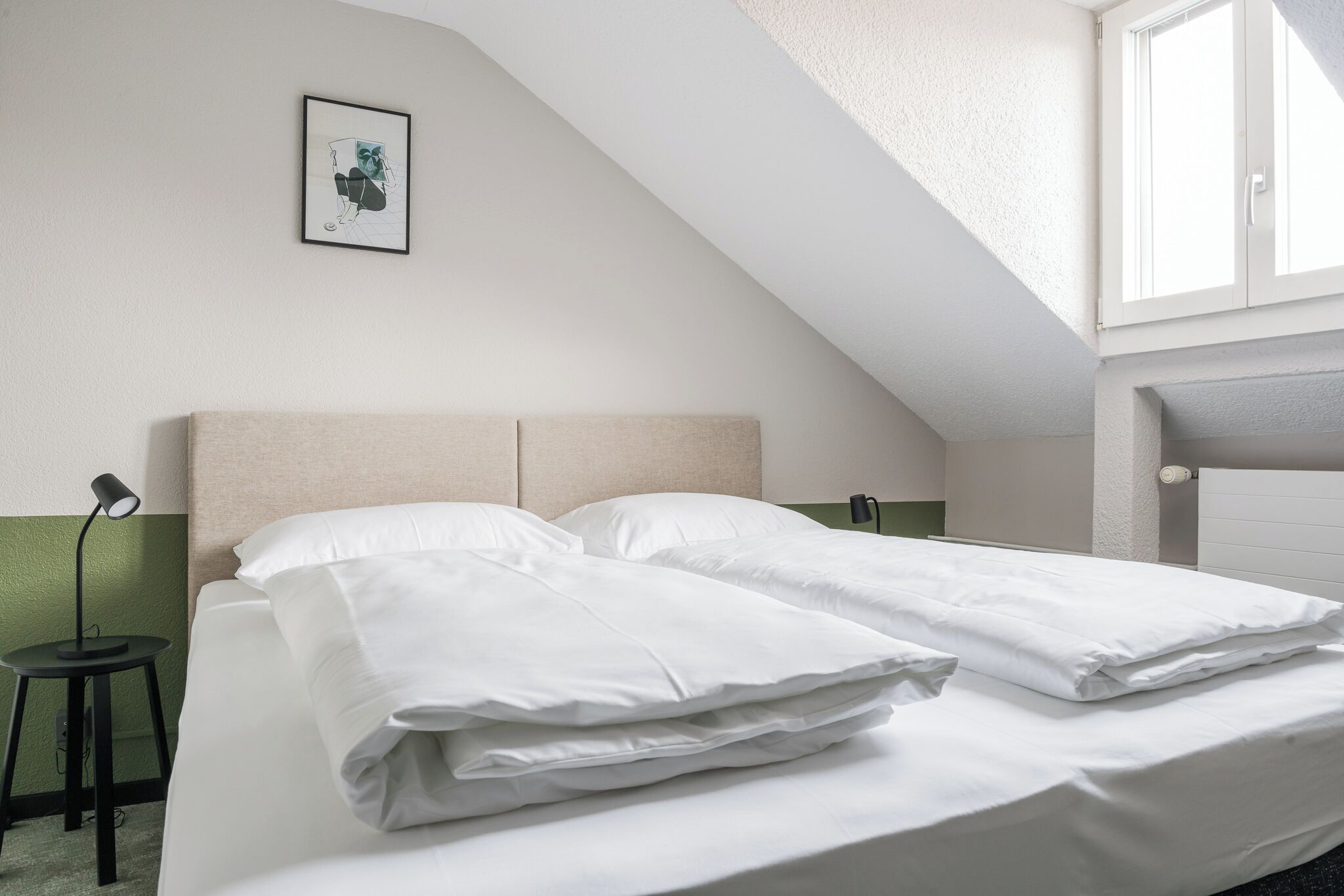 高级双人房或双床房 | 羽绒被、客房内保险箱、办公桌、熨斗/熨衣板