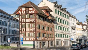 Ein traditionelles Fachwerkhäuschen mit einem Schild für das Hotel Goldenstern.
