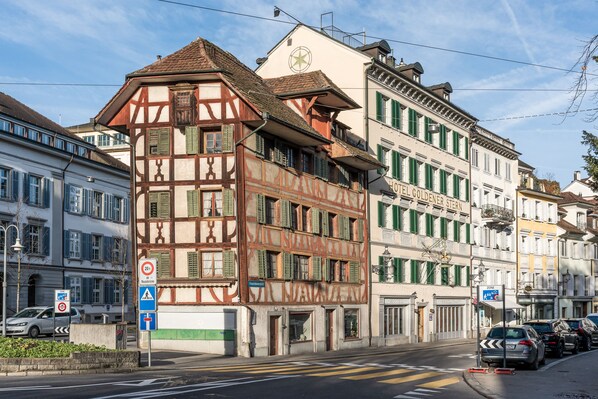 Un edifici tradicional amb estructura de fusta i entramat, amb un rètol que diu Hotel Goldenstern.