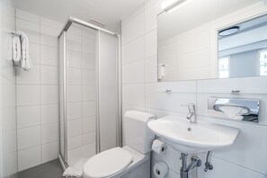 Standard-Doppelzimmer | Badezimmer | Dusche, Haartrockner, Handtücher, Seife