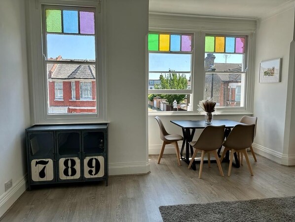 Dining - London Stylish 2 Bedroom First Floor Flat (London)