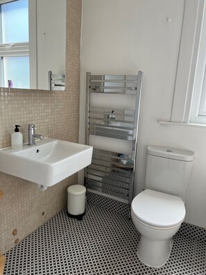 ヘアドライヤー、タオル、石鹸、トイレットペーパー