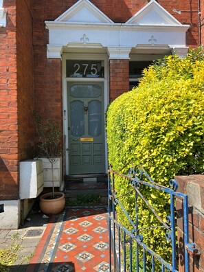 Exterior detail - London Stylish 2 Bedroom First Floor Flat (London)