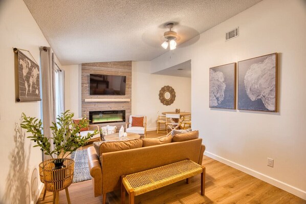 Smart TV, fireplace