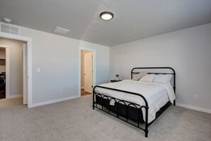 3 عدّة غرف نوم ومكتب ومكواة/لوح كي وسرير سفر