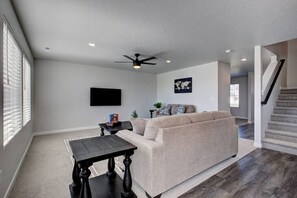 スマートテレビ、書庫、書斎 / ワークスペース