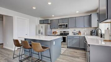 Refrigerador, microondas, horno, placa de cocina