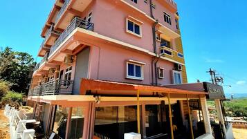 Vista frontal de la propiedad