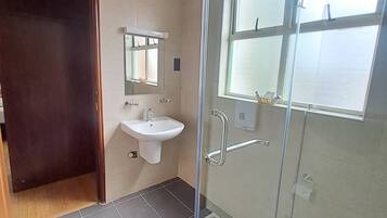 Estúdio superluxo | Banheiro | Chuveiro, chuveiro com efeito de chuva, produtos de toalete grátis