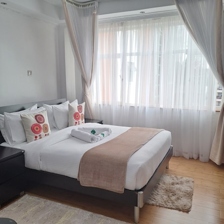 Luxury Studio | In-room safe, laptop workspace, iron/ironing board, free WiFi. Golf View Serviced Apartments