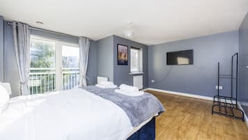 6 bedrooms, iron/ironing board, WiFi, bed sheets