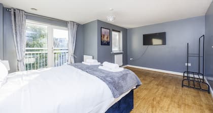 6 bedroom Ashford Haven central to train station