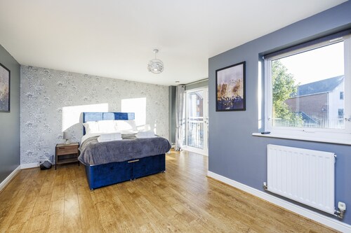 6 bedroom Ashford Haven central to train station