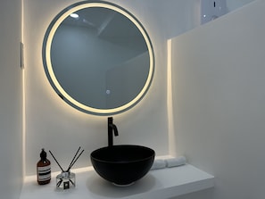 Villa luxueuse, 1 trĂšs grand lit, vue sur lâocĂ©an | Salle de bain | Pantoufles