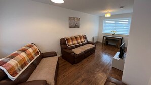 TV - Make yourself at home in the quaint wee village of Rhu. (Rhu)