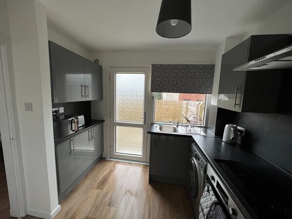 Frigorífico, horno y utensilios de cocina