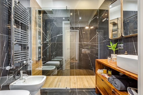 تجهيزات دش، مجففات شعر، مراحيض شطف، مناشف