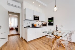 Jääkaappi, mikroaaltouuni, uuni, liesi