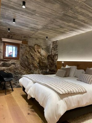 3 bedrooms, iron/ironing board, travel cot, WiFi