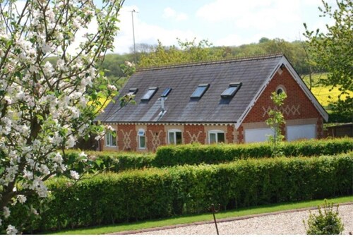 Cottage Sleeps 4 - Pet Friendly w Free Parking