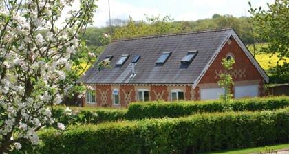 Cottage Sleeps 4 - Pet Friendly w Free Parking