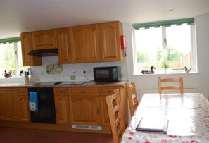 Casa de campo | Cocina privada | Refrigerador, microondas, horno y parrilla de estufa 