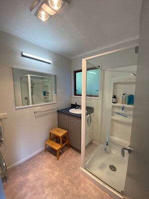 Haartrockner, Handtücher, Seife, Toilettenpapier
