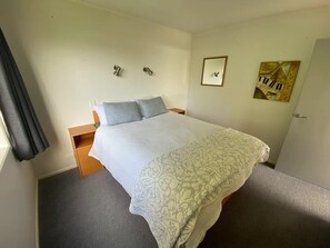 2 bedrooms, iron/ironing board, WiFi, bed sheets - Little Aotea bach with sea views (Kawhia)