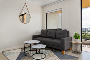 Leilighet – classic | Oppholdsområde | En 50-tommers Flatskjerm-TV med kabel-kanaler samt Netflix