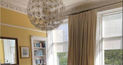 Sunny, Edinburgh City Centre Apartment