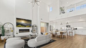 Ein geräumiges Wohnzimmer mit Kamin, Essbereich und Küche.