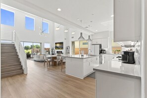 冷蔵庫、電子レンジ、オーブン、コンロ