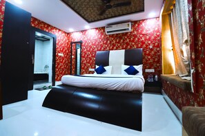 Superior Room | 1 bedroom, laptop workspace, iron/ironing board, free WiFi