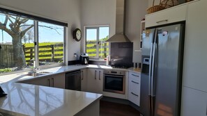 Frigorífico, microondas, horno y lavavajillas