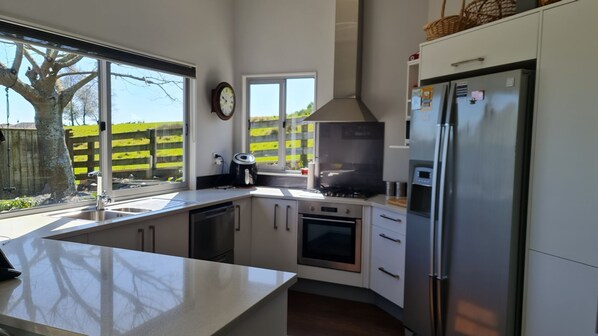 Microwave, coffee/tea maker, toaster - Convenient town house close to town and a great location to explore the region (Richmond)