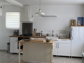 Kylskåp, mikrovågsugn, ugn och diskmaskin