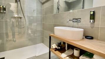 Chuveiro, chuveiro com efeito de chuva, secador de cabelo