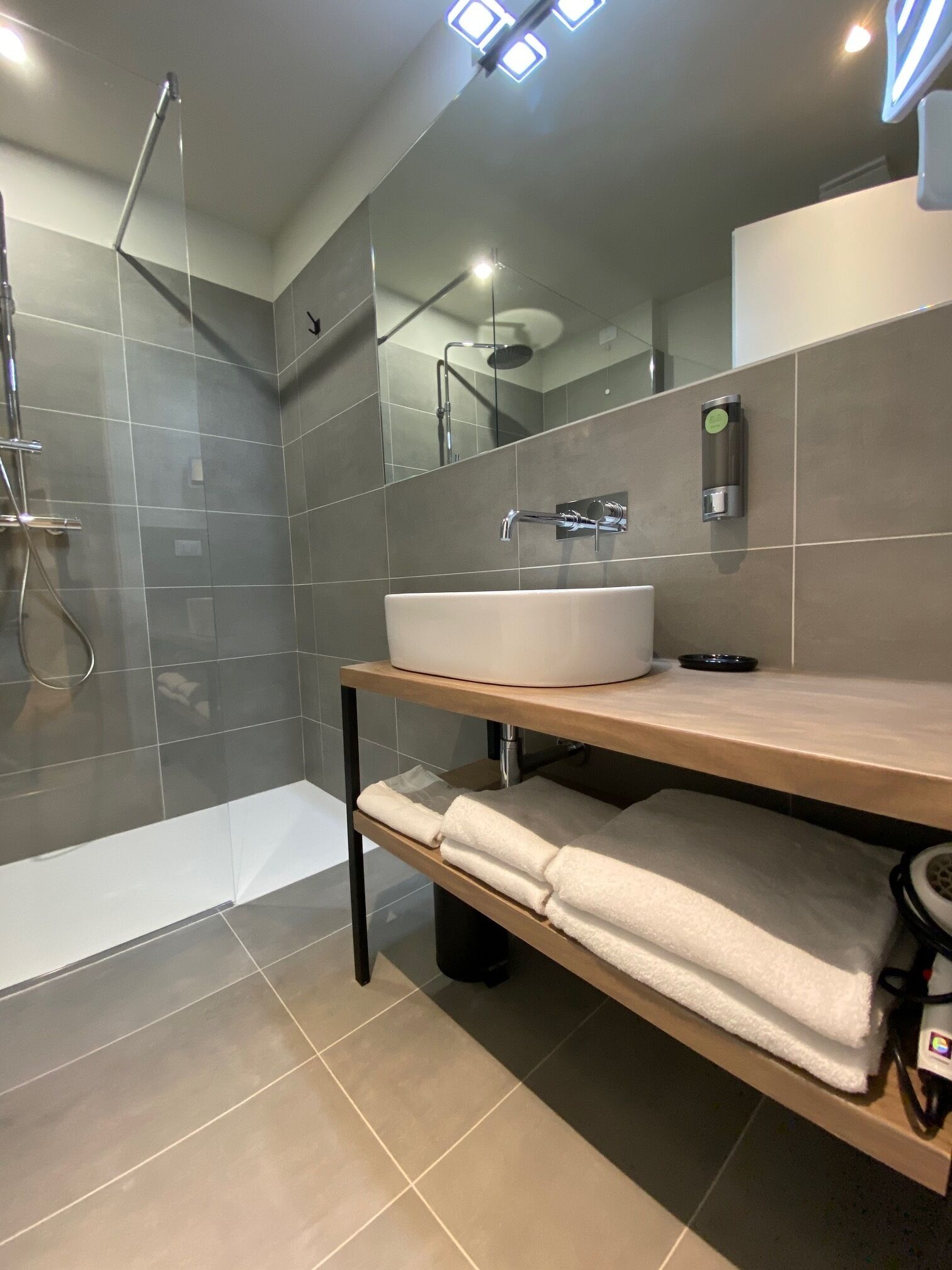 Un baño moderno con bañera, lavamanos y ducha.