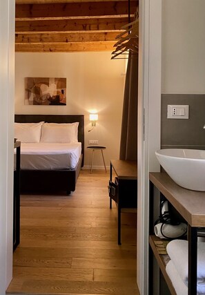 Superior resortwoning | Badkamer | Een douche, een regendouche, een haardroger, badjassen