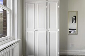 Leilighet – basic, flere senger | 2 soverom, skrivebord, skrivebord for bærbar PC og strykejern/-brett