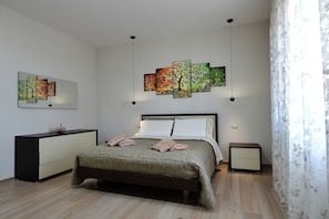 3 habitaciones, escritorio y tabla de planchar con plancha