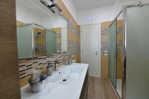Doccia, asciugacapelli, bidet, asciugamani