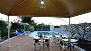 An outdoor patio with a pool, lounge chairs, and tables. - Villa with pool for 8 guests with 3 bedrooms (Puglia)