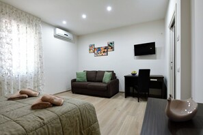 3 bedrooms, desk, iron/ironing board, travel cot