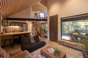 Smart TV, books, stereo - White Bear Cottage-Chesterman, OD shower, Surf, BBQ (Tofino)