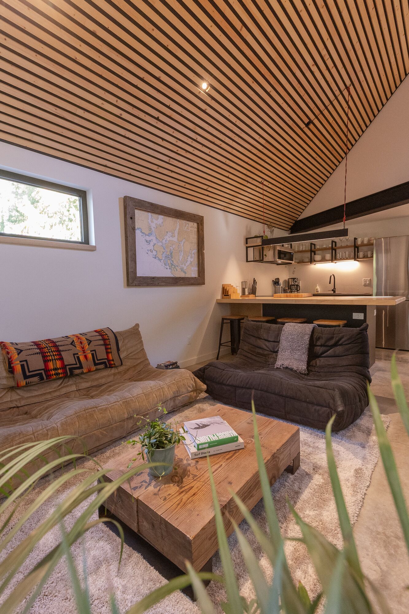 Smart TV, books, stereo