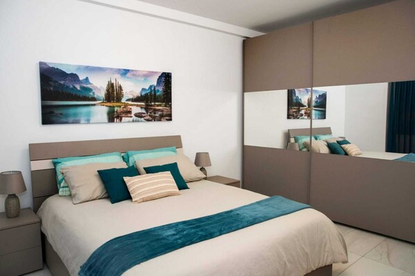 2 bedrooms, iron/ironing board, WiFi, bed sheets - East Garden Residences, modern, central condo with 2 large balconies. (MSIDA (MALTA))