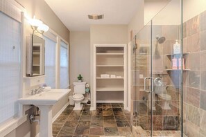 Een douche,  milieuvriendelijk toiletgerief, een haardroger, handdoeken