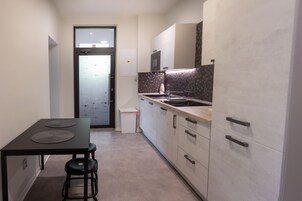 Refrigerador con freezer, microondas, horno, placa de cocina
