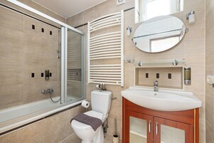 Artículos de tocador gratuitos, piso con calefacción en el baño, toallas